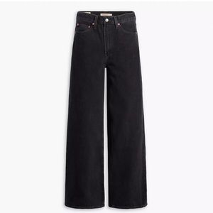 NWOT Levi’s premium ribcage wide leg jeans. Size: 24.